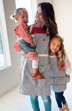 Load image into Gallery viewer, Barred Rock- Striped Apron