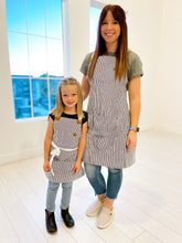Load image into Gallery viewer, Barred Rock- Striped Apron